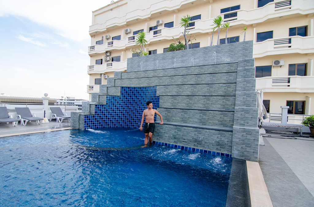 สระว่ายน้ำ โรงแรม Flipper House Pattaya